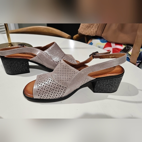 BONAVI Leather Perforated Silver Sling Back Block Heeled Sandal.Size US 7.5 - Picture 4 of 12